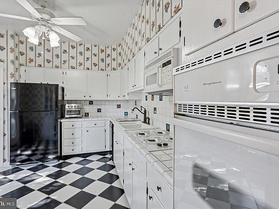 5th image of 28 Bouton Green Ct