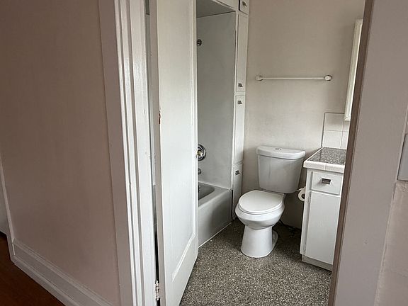 5th image of 1304 Division Ave #402