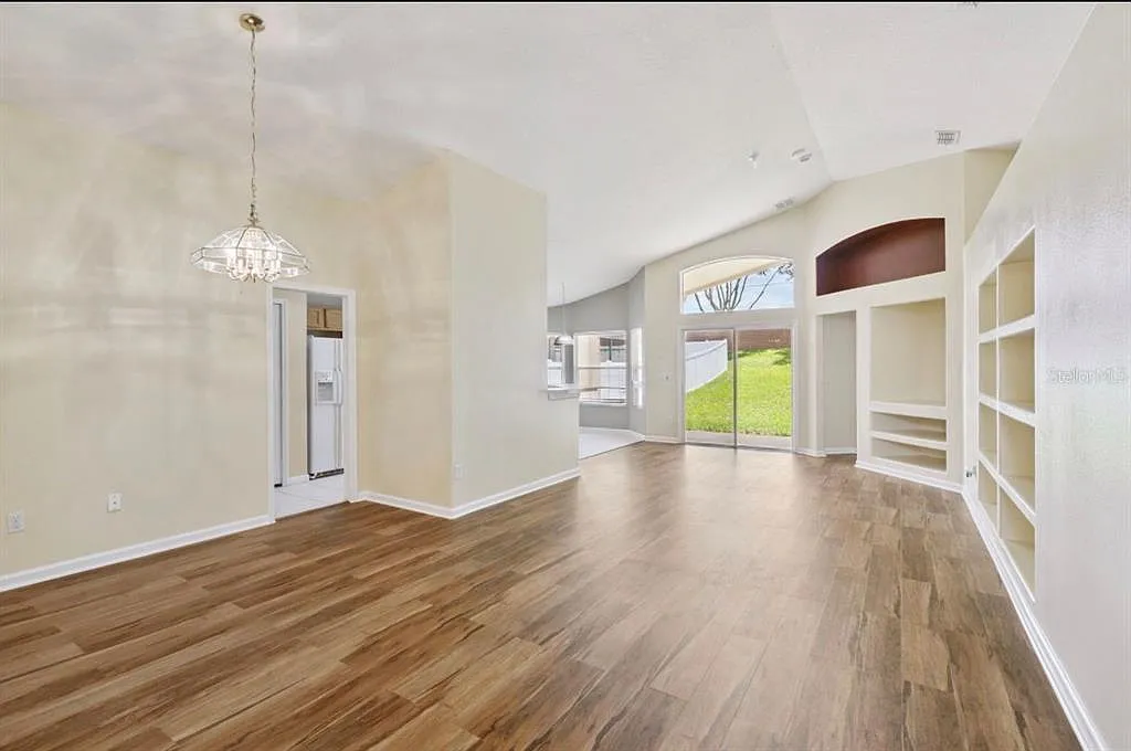 3 bed, 2.0 bath, 1724 sqft, $2,300 — Photo 4