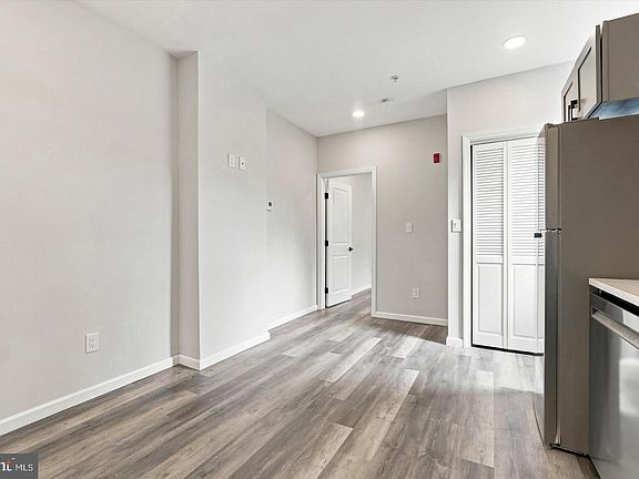 4th image of 623 W Oxford St #2R