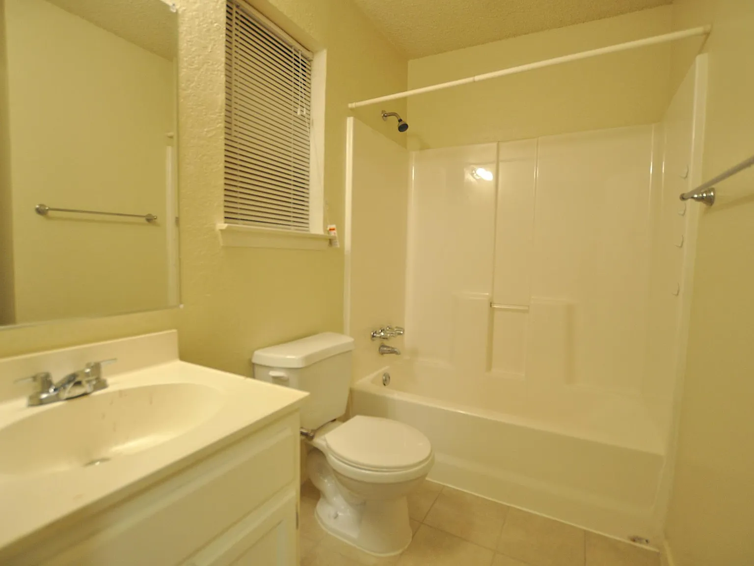 3 bed, 1100 sqft, $1,390 — Photo 4