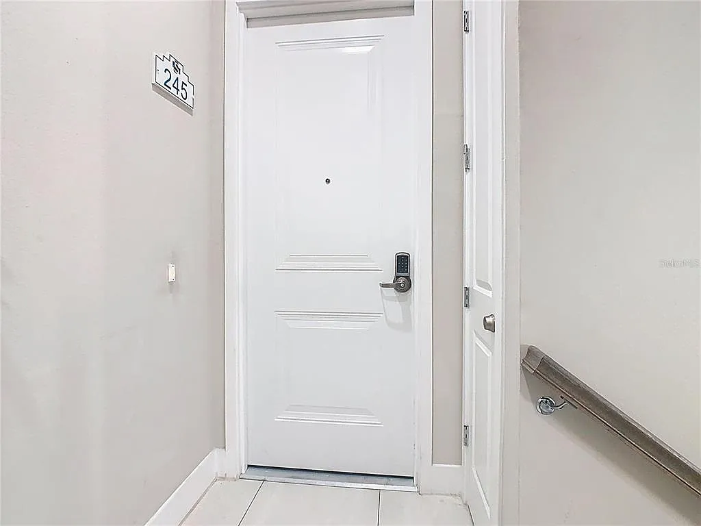 5 bed, 4.0 bath, 2630 sqft, $4,300 — Photo 2