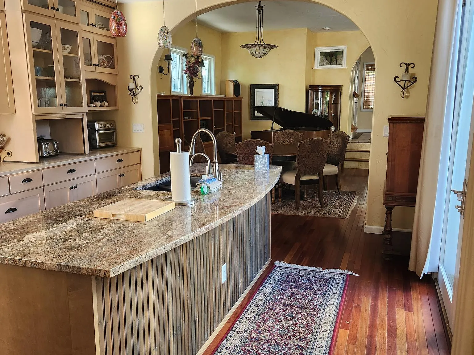 4 bed, 3.5 bath, 2420 sqft, $5,999 — Photo 3
