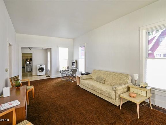 2nd image of 410 La Salle Ave