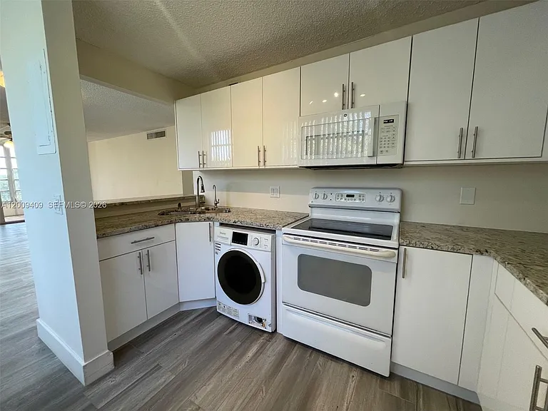 9471 Evergreen Pl #401 — Photo 14