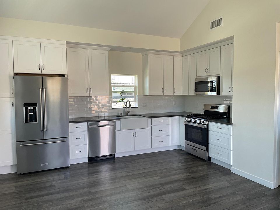 Beautiful newer kitchen with all stainless appliances