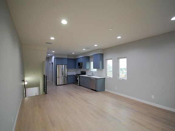 3rd image of 648 N Serrano Ave #1/2
