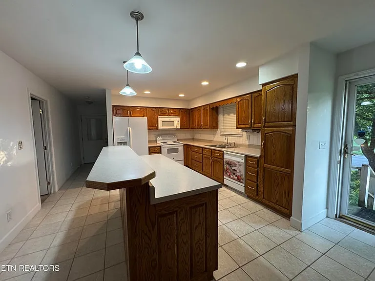 715 Gloucester Ave — Photo 6