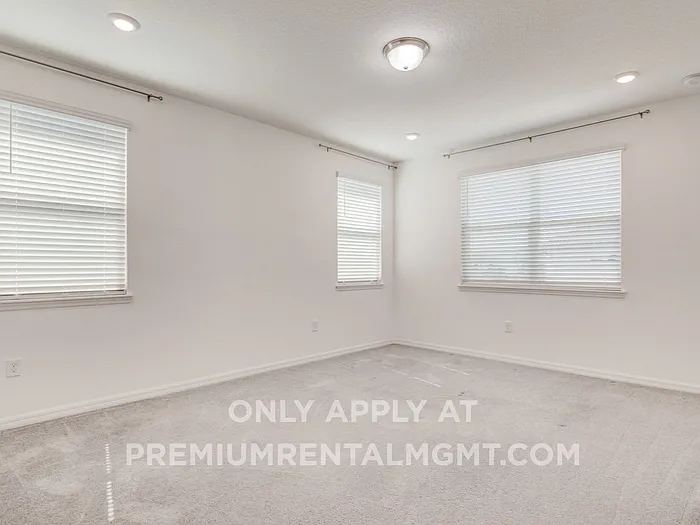 4 bed, 2.5 bath, 2070 sqft, $3,200 — Photo 3