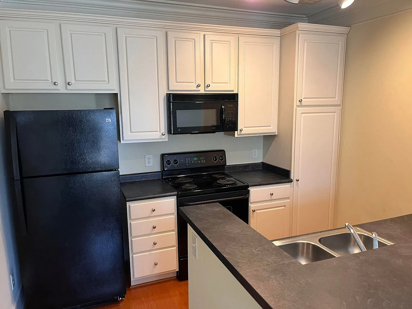 Secure & Stylish 1-Bedroom in the Heart of Midtown — Photo 2
