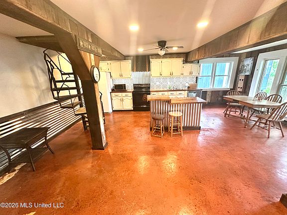 3rd image of 385 Lake Shore Dr
