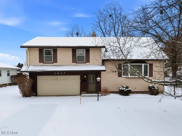 9387 Hyde Park Dr, Twinsburg, OH 44087