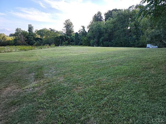 3rd image of 1210 Custer Ln