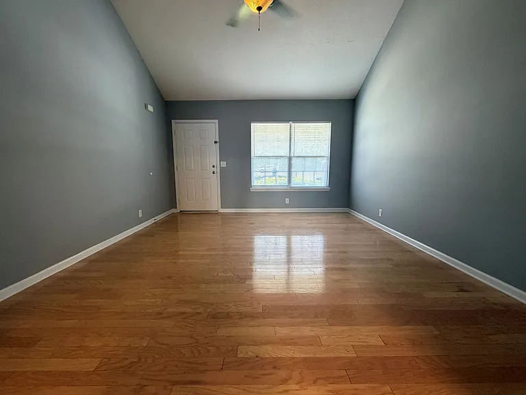1025 Maricopa Dr — Photo 2