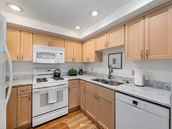 5th image of 250 NW Dogwood St APT D302