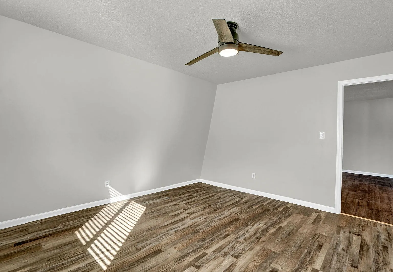 2 bed, 900 sqft, $995 — Photo 4