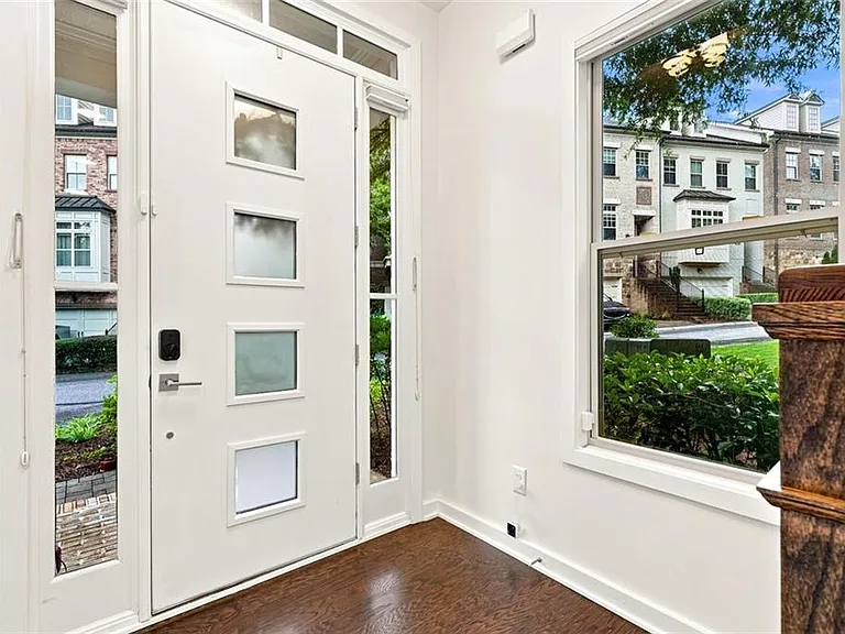 826 Canterbury Overlook NE — Photo 3
