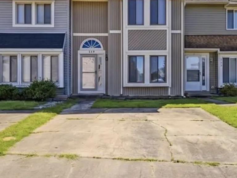 719 Waters Dr — Photo 2
