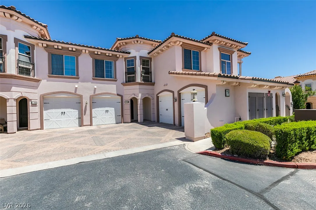 3 bed, 2.5 bath, 1594 sqft, $2,095 — Photo 2