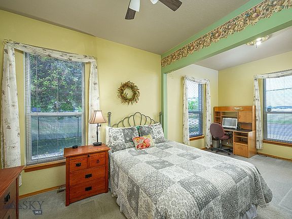 4th image of 1410 Hawthorne Ln