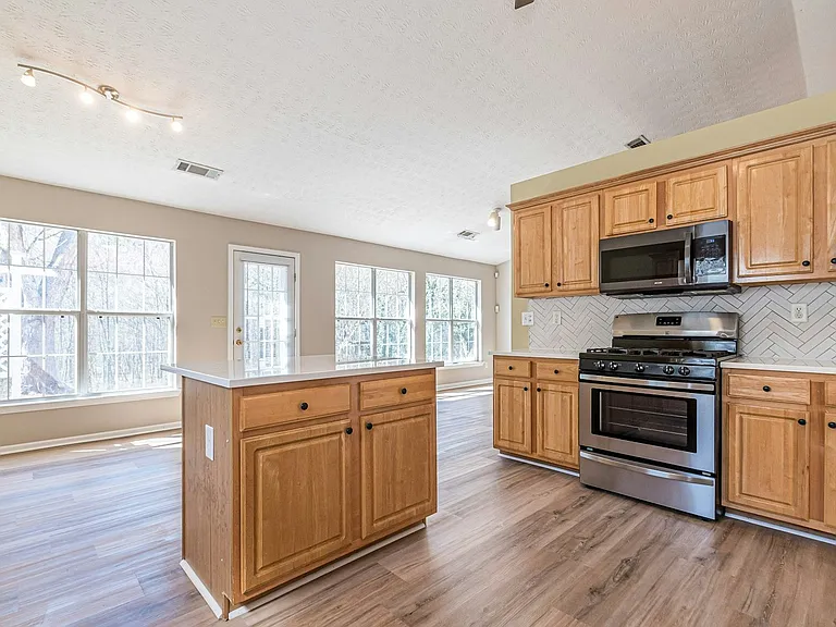 5755 Lakeview Cir — Photo 6