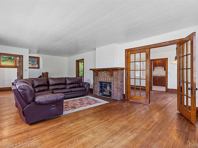 504 Clinton Ave — Photo 8