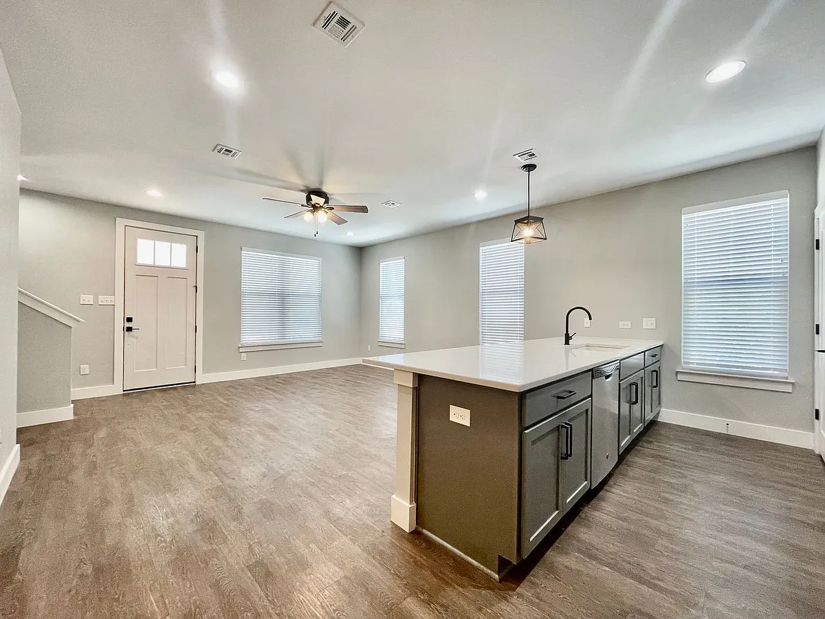 Building Photo - 918 N Lbj Dr