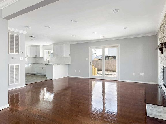 4th image of 409 Venetian Blvd