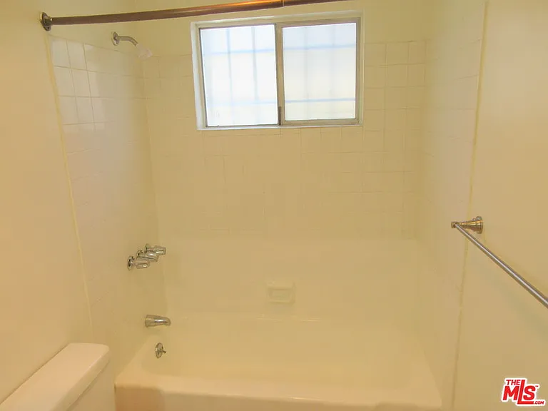 1400 N Fairfax Ave — Photo 13