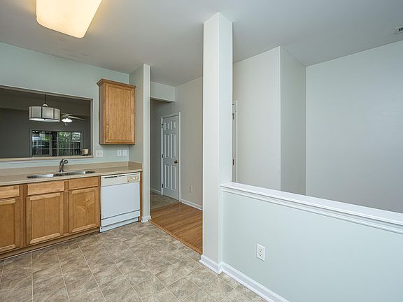 5th image of 202 Twin Tree Dr