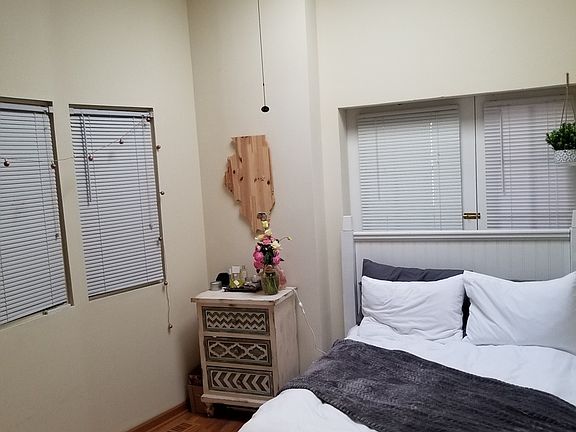 3rd image of 844 W Armitage Ave #3