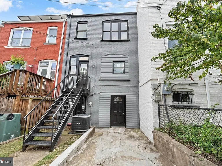 202 Adams St NE — Photo 3
