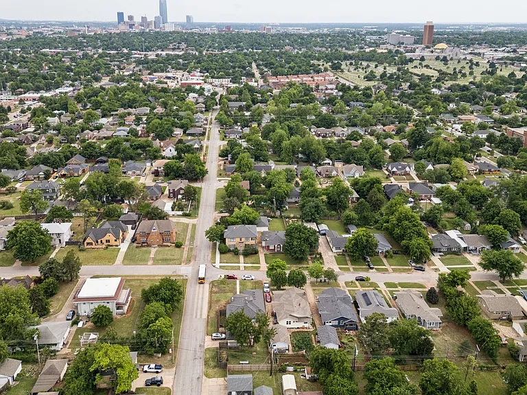 3421 N Dewey Ave — Photo 35