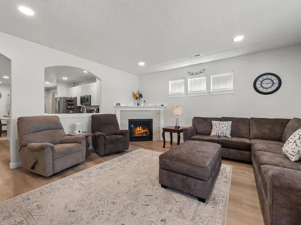 3734 SW Lava Pl, Redmond, OR 97756