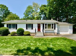 16 Abenaki Trl, Oak Ridge, NJ 07438