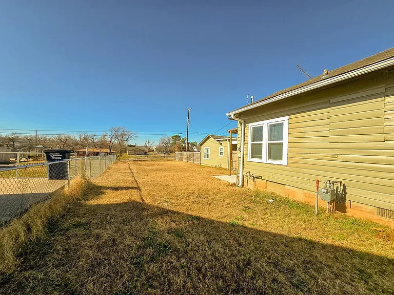 1224 N Market Ave — Photo 34