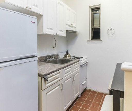5th image of 143 W 69th St APT 5C