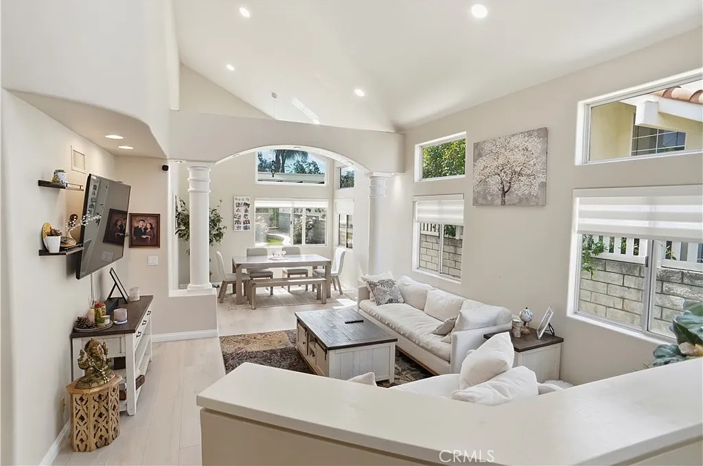 4 bed, 2370 sqft, $6,000 — Photo 2
