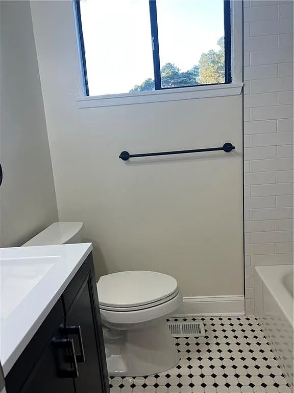 3 bed, 930 sqft, $2,050 — Photo 4