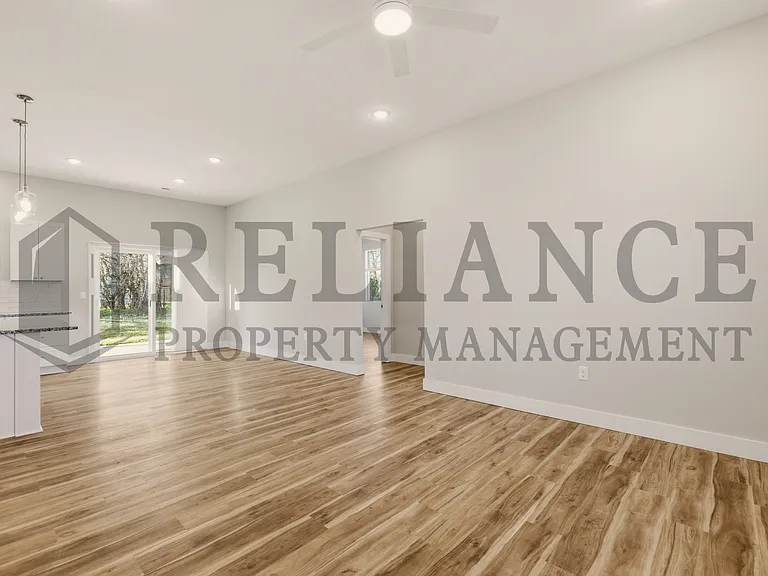 525 E Elmwood St — Photo 10
