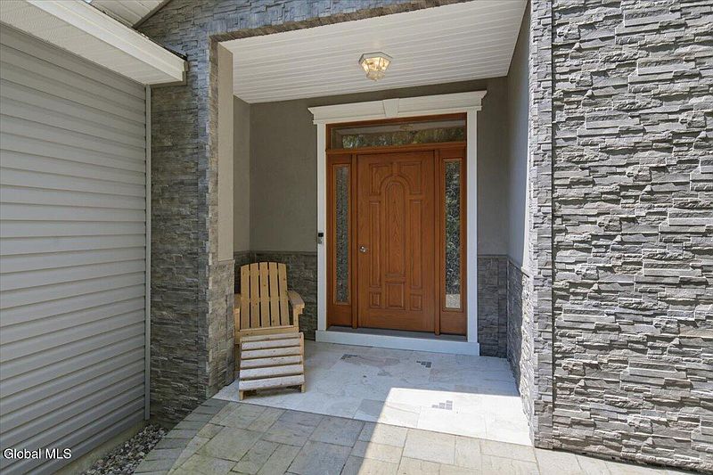 4th image of 7 Thornapple Drive