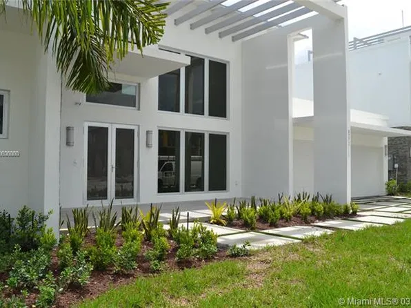 8272 NW 34th Dr, Miami, FL 33122