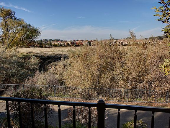 4th image of 904 Esplanade Cir