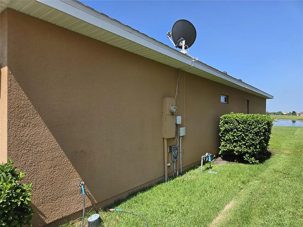 3 bed, 2.0 bath, 1844 sqft, $2,100 — Photo 2