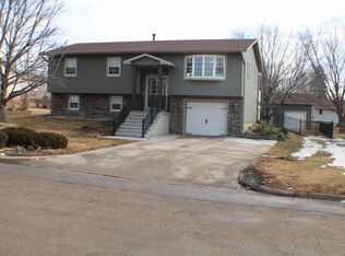 411 W Angus Ct, Maquoketa, IA 52060