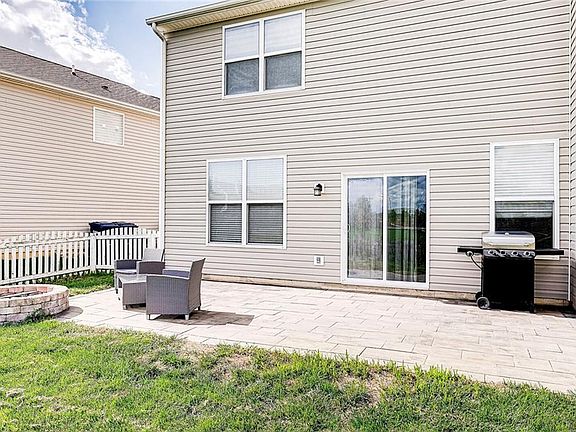 4th image of 15464 Old Pond Cir
