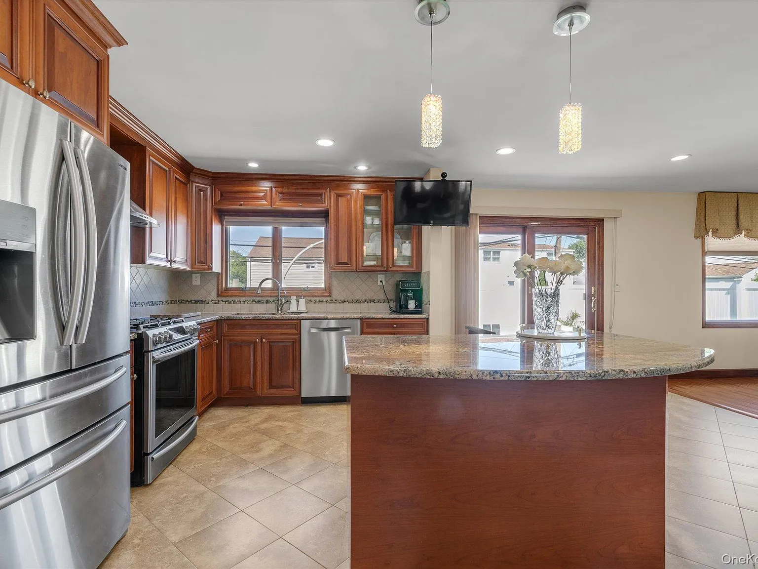 3 bed, 2.0 bath, 1223 sqft, $5,200 — Photo 3