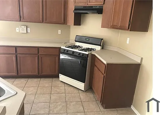 5 bed, 2000 sqft, $2,895 — Photo 3