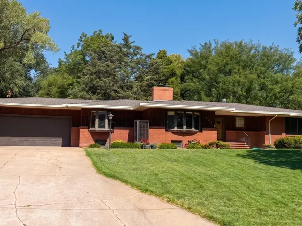 202 Sharon Dr, Dodge City, KS 67801