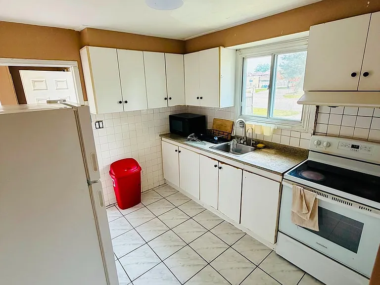 7118 Goreway Dr — Photo 8